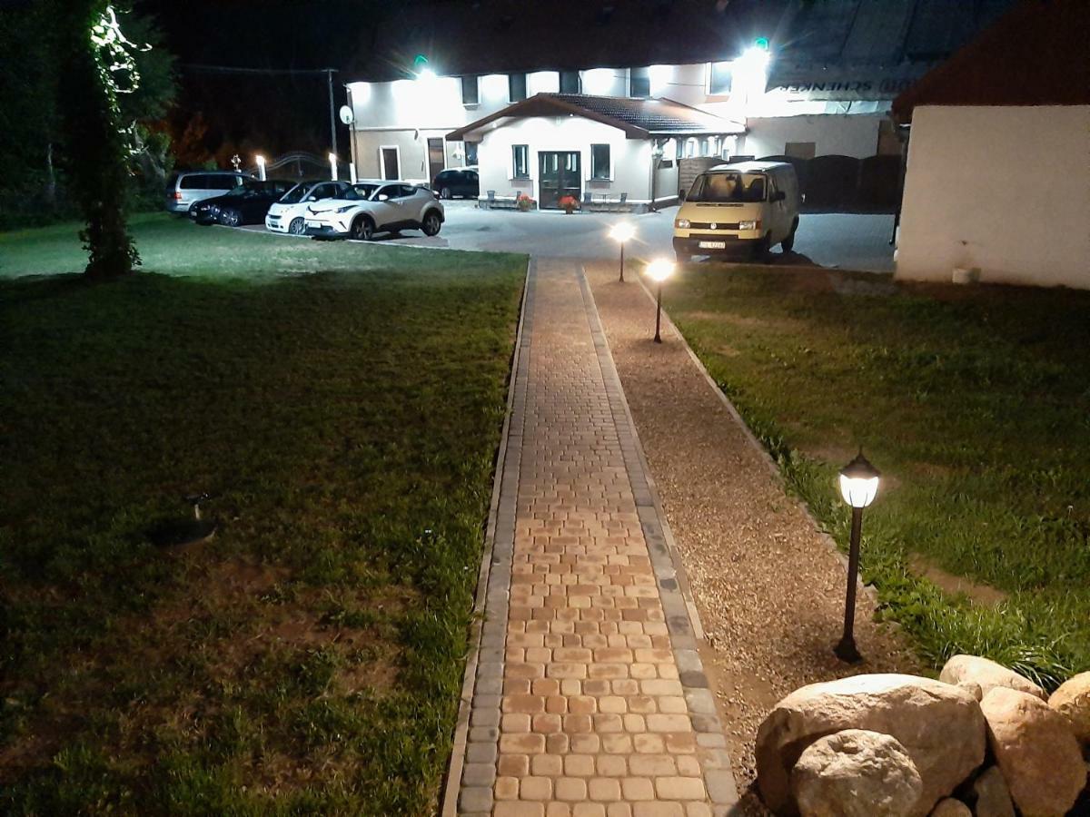 Zajazd Zamkowy - Schlossgasthof Krąg Exterior foto